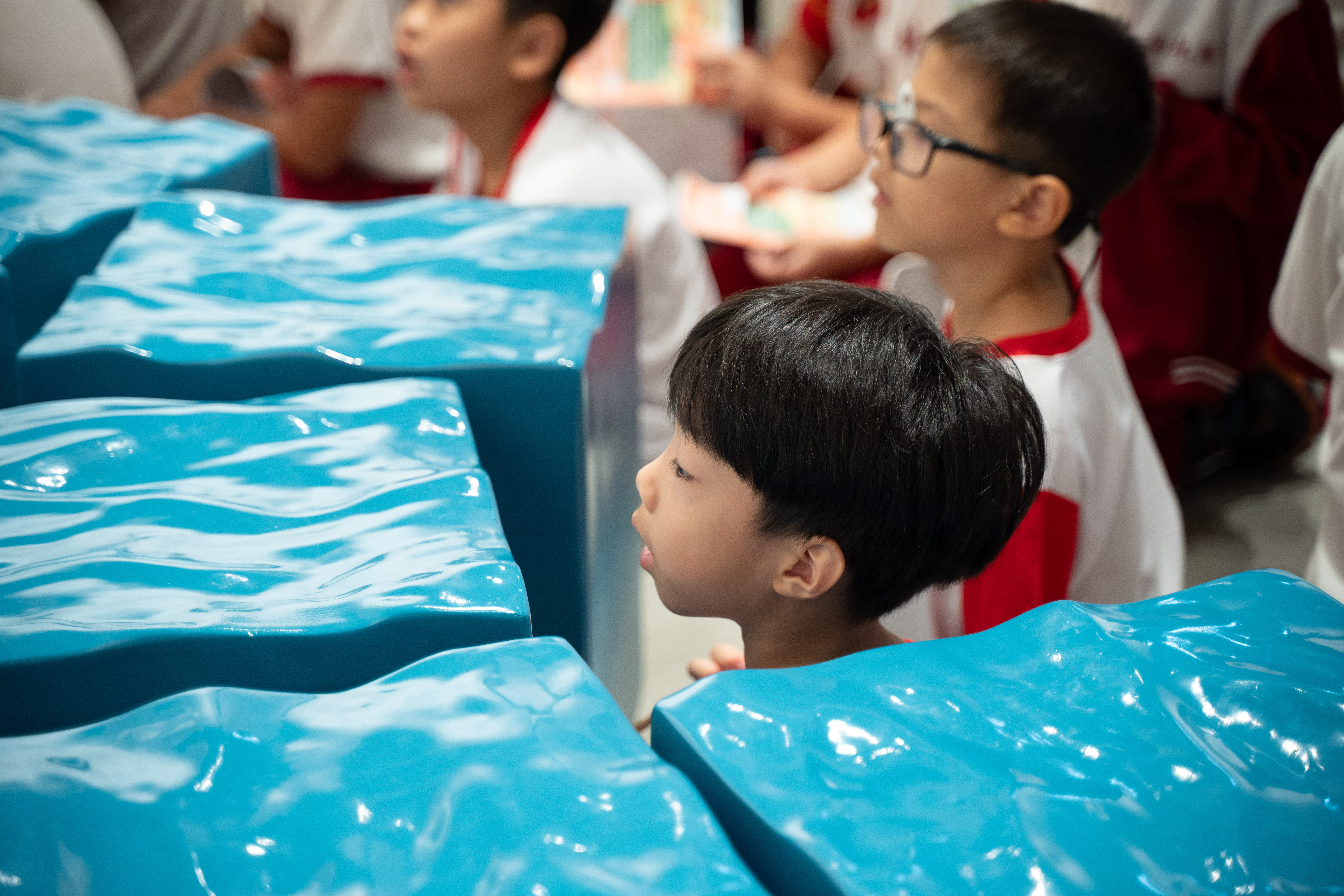 08_參觀新竹241藝術空間，脫下鞋子入展間與作品互動